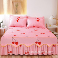 Bedskirts ditetapkan dengan renda yang sepadan dengan katil rok bedspread